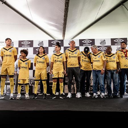 Santos apresenta novo terceiro uniforme