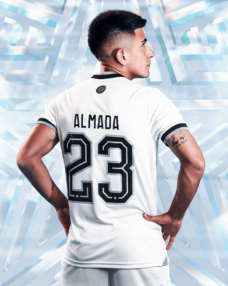 Thiago Almada posa com nova terceira camisa do Botafogo