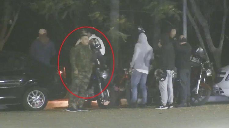 Fezinho foi identificado pelas autoridades; ele aparece camuflado pouco antes de emboscada