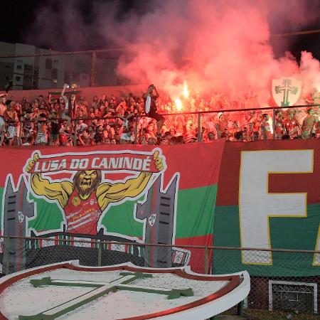 Torcida da Portuguesa faz festa durante jogo no Canindé. Torcida da Portuguesa faz festa durante jogo no Canindé.