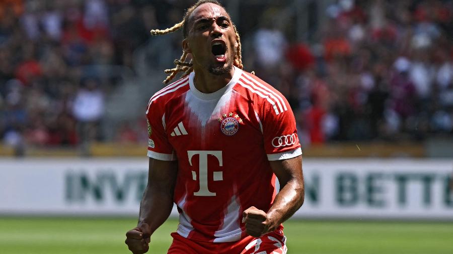 Sacha Boey, do Bayern de Munique, comemora contra o Auckland City no Mundial de Clubes - Paul ELLIS / AFP