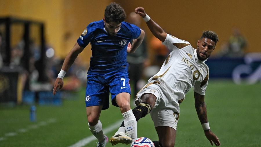 Pedro Neto e Bouanga em ação durante jogo entre Chelsea e Los Angeles FC no Mundial Pedro Neto e Bouanga em ação durante jogo entre Chelsea e Los Angeles FC no Mundial