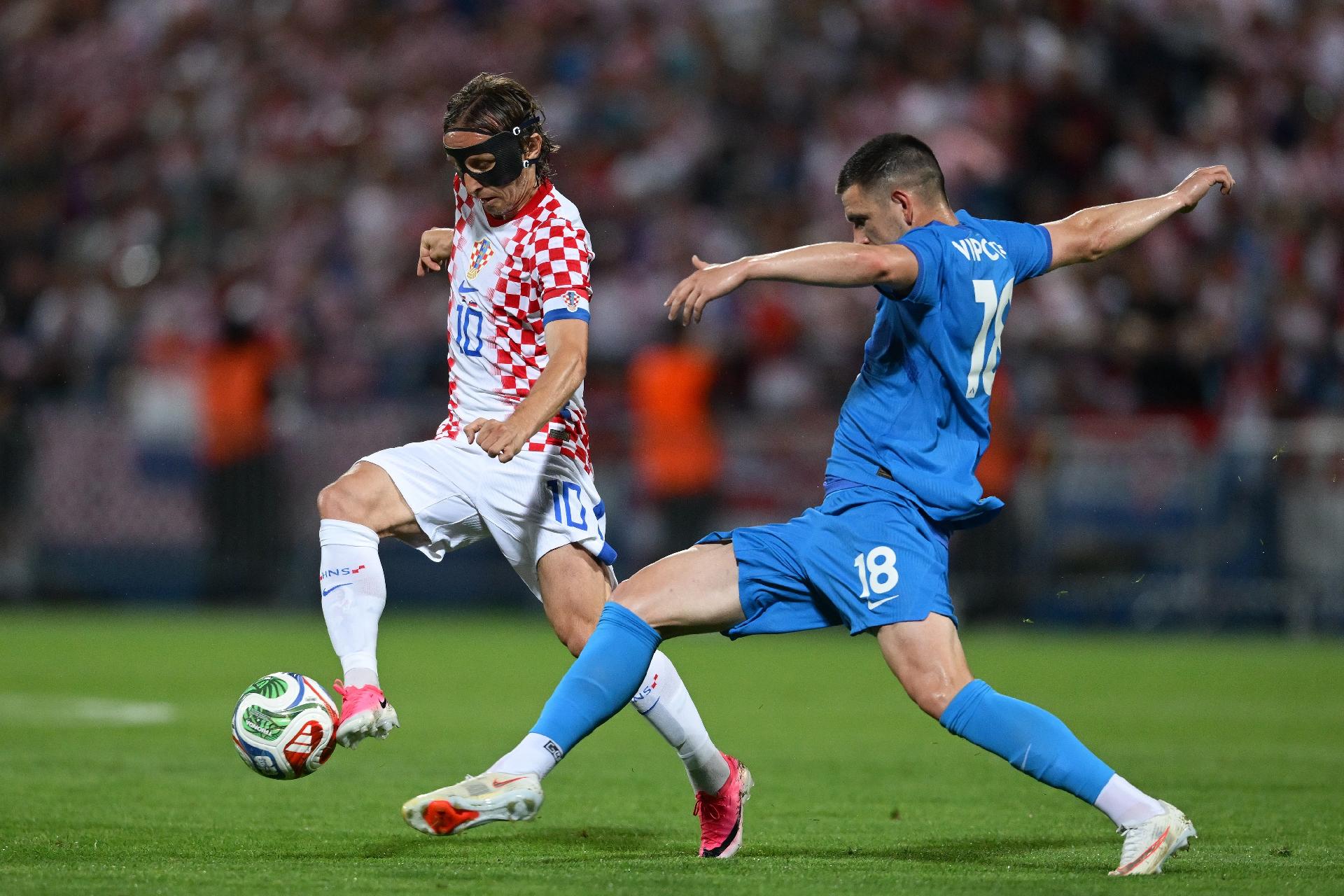Modric conduz a bola acompanhado de perto por Vipotnik no amistoso entre Croácia e Eslovênia antes do início da Copa do Mundo 2026 - undefined