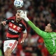 Chut&atilde;o de Rossi desafoga torcida do Flamengo em noite de agonia e apoio