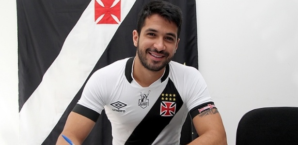 Luan assinou renovação até 2019 na manhã desta sexta-feira em São Januário - Paulo Fernandes / Site oficial do Vasco