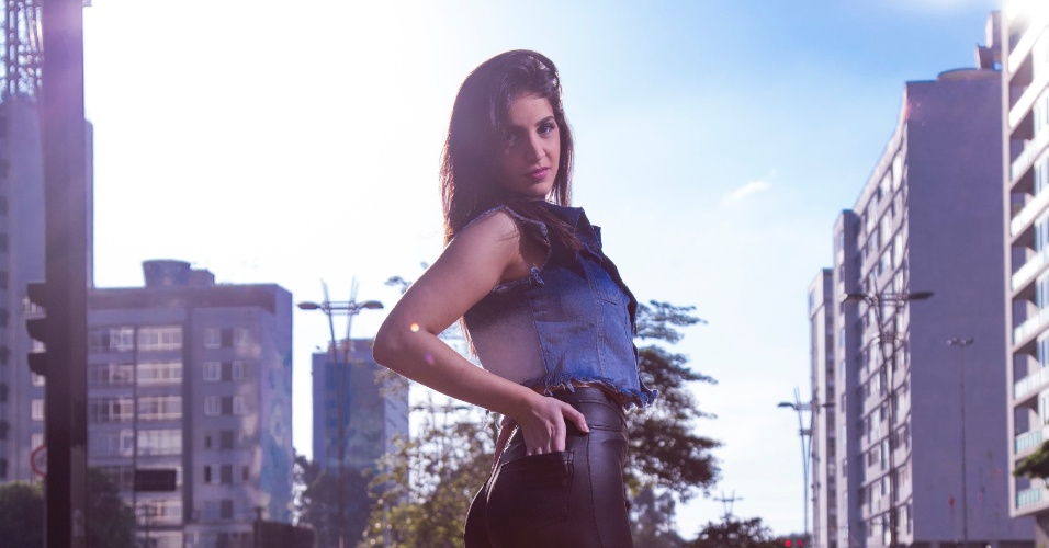 A modelo argentina Mica Fusca posa para as lentes do fotógrafo paulistano Eddy Marchi na Av.Paulista