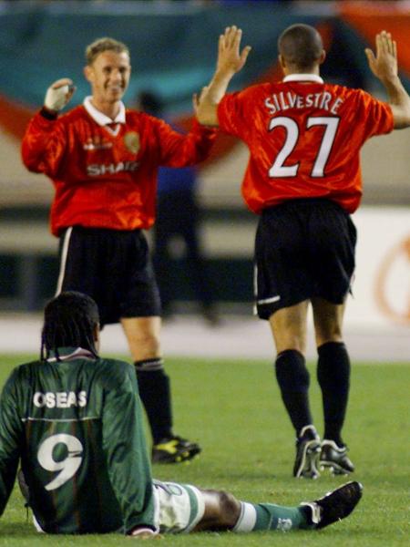 Jogadores do Palmeiras lamentam derrota para o Manchester United na final do Mundial 1999 - Kimimasa Mayama/Reuters