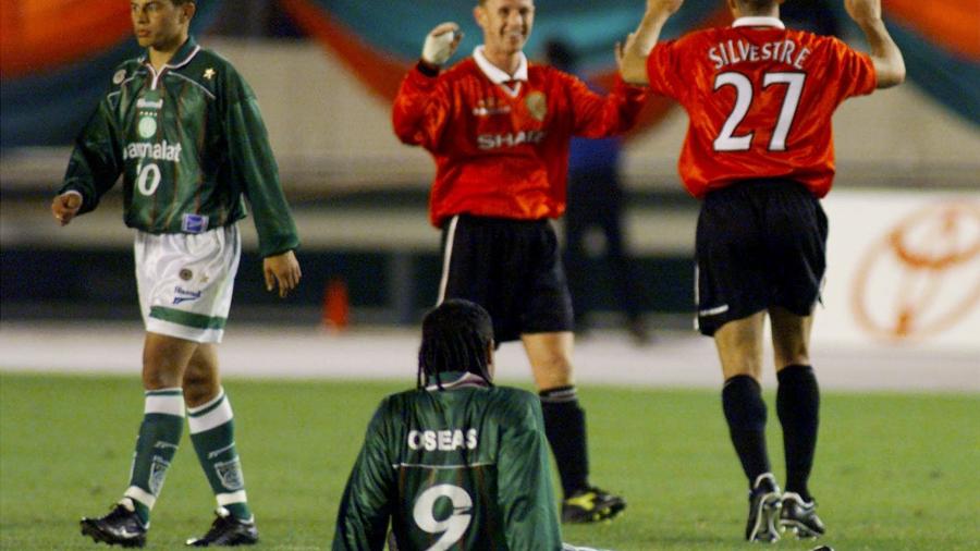 Jogadores do Palmeiras lamentam derrota para o Manchester United na final do Mundial 1999 - Kimimasa Mayama/Reuters