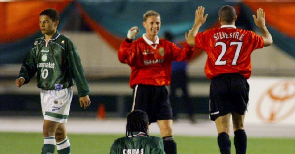 Jogadores do Palmeiras lamentam derrota para o Manchester United na final do Mundial 1999
