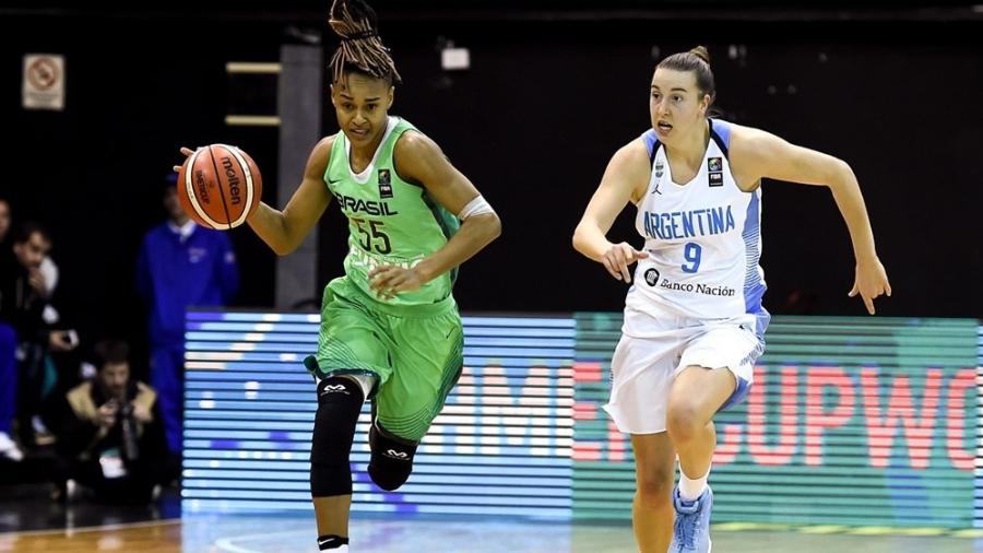 Raphaella Monteiro em ação pela seleção feminina de basquete contra a Argentina - Divulgação/Fiba
