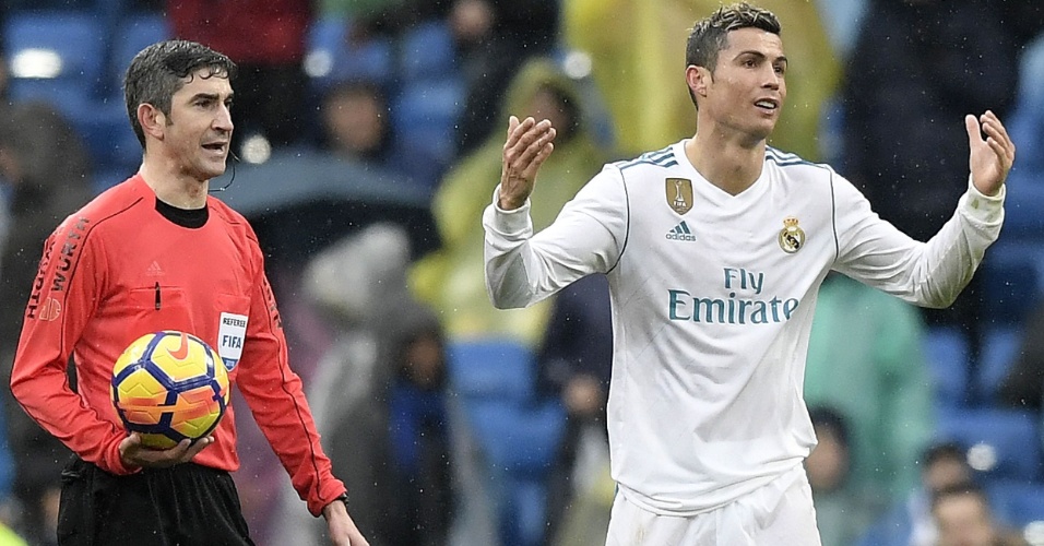 Cristiano Ronaldo reclama com a arbitragem na partida entre Real Madrid e Villarreal