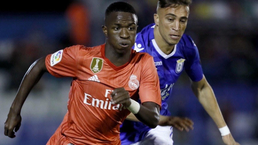 Vinicius Júnior passa pela marcação de Sofian Chakla na partida entre Melilla e Real Madrid - EFE/Jose Manuel Vidal