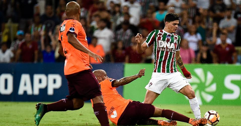 Ayrton Lucas carrega bola durante partida entre Fluminense e Atlético-PR