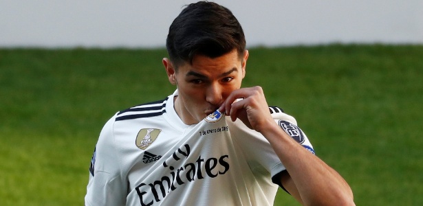 Brahim Díaz beija o escudo do Real durante apresentação no Santiago Bernabéu - Juan Medina/Reuters
