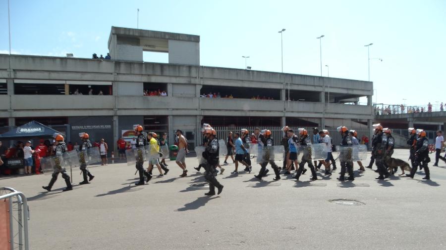 Torcedores do Grêmio detidos passam em meio a colorados antes de Gre-Nal - Marinho Saldanha/UOL