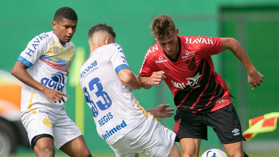 Chapecoense e Athletico empataram por 1 a 1 no jogo do primeiro turno, em Chapecó - Matheus Sebenello/AGIF