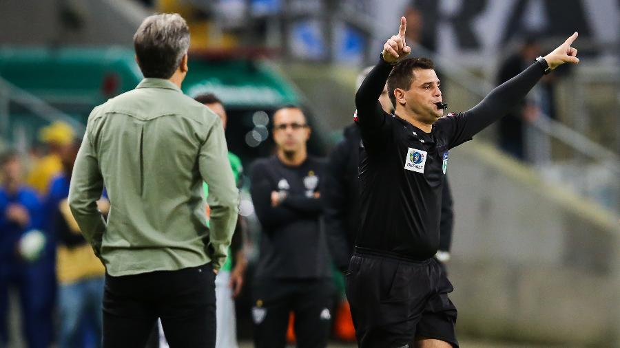 Atuação de Rafael Traci incomodou dirigentes do Grêmio em jogo com o São Paulo, pelo Campeonato Brasileiro - Pedro H. Tesch/AGIF