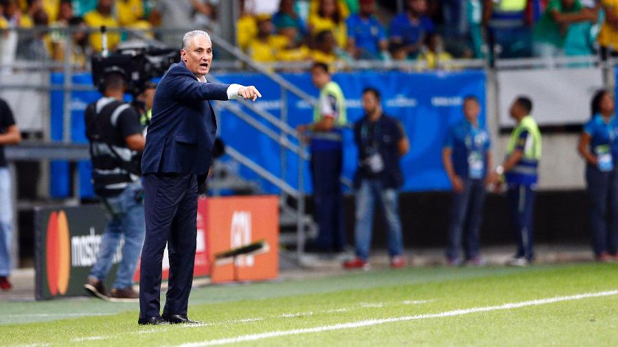 Tite orienta a seleção brasileira em jogo contra a Venezuela na Copa América - Thiago Calil/AGIF