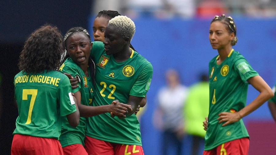 Ajara Nchout chora após seu gol ser anulado pelo VAR na partida entre Camarões e Inglaterra - Denis Charlet / AFP