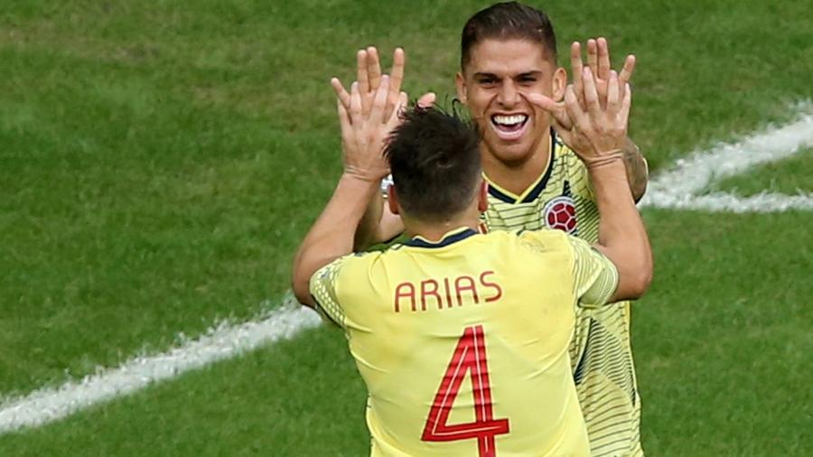 Cuellar comemora com Arias depois de fazer o gol da Colômbia contra o Paraguai - Rodolfo Buhrer/Reuters