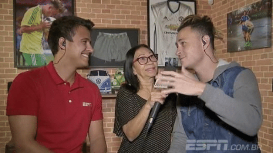 Mãe de Fred rouba a cena em programa da ESPN Brasil ao lado do filho - Reprodução/ESPN Brasil