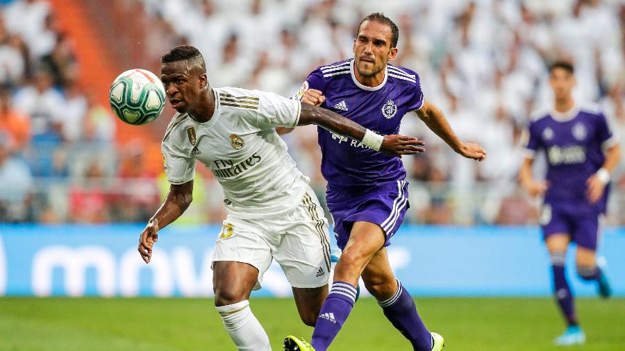 Vinicius Jr briga pela bola, na partida entre Real Madrid e Valladolid, um dos "underdogs" - David S. Bustamante/Soccrates/Getty Images