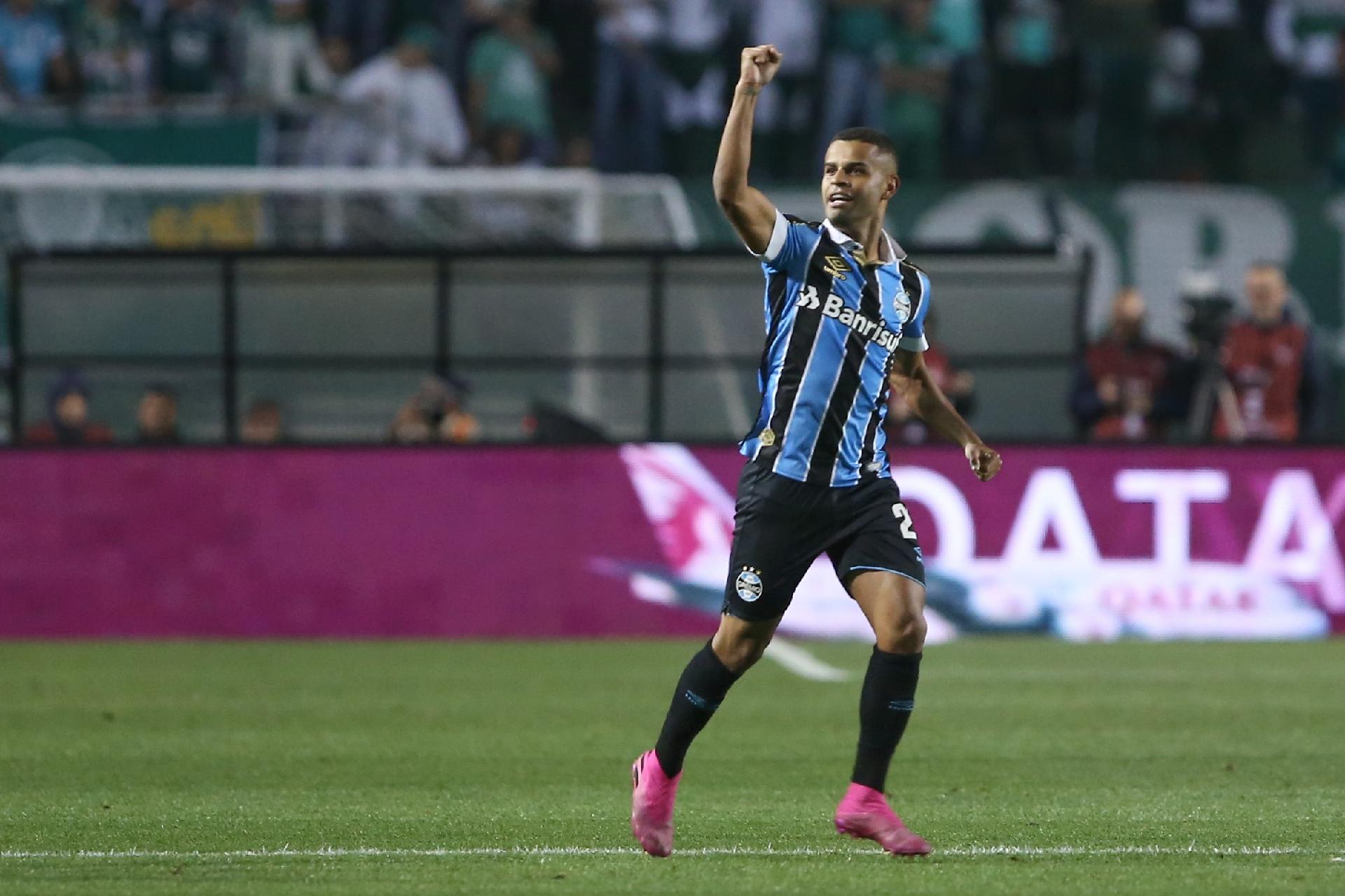 Vice-líder em assistências, Alisson muda posicionamento no Grêmio: Precisa fazer mais gols