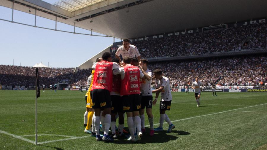 Jogadores do Corinthians comemoram gol de Ralf na vitória sobre o Vasco, pelo Brasileirão - JÚLIO ZERBATTO/MYPHOTO PRESS/ESTADÃO CONTEÚDO