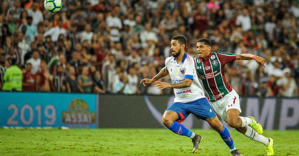 Jogadores disputam bola durante Fluminense x Fortaleza