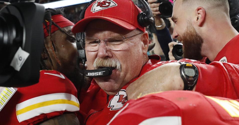 Técnico do Kansas City Chiefs, Andy Reid comemora seu primeiro título de Super Bowl