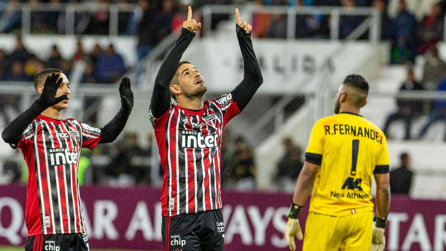 Alexandre Pato comemora gol do São Paulo na partida contra o Binacional, no Peru - ERNESTO BENAVIDES / AFP