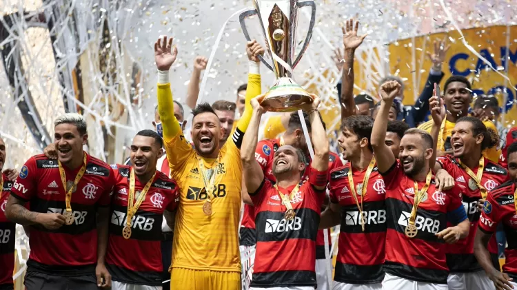 Jogadores do Flamengo levantam a taça da Supercopa do Brasil - Lucas Figueiredo/CBF - Lucas Figueiredo/CBF