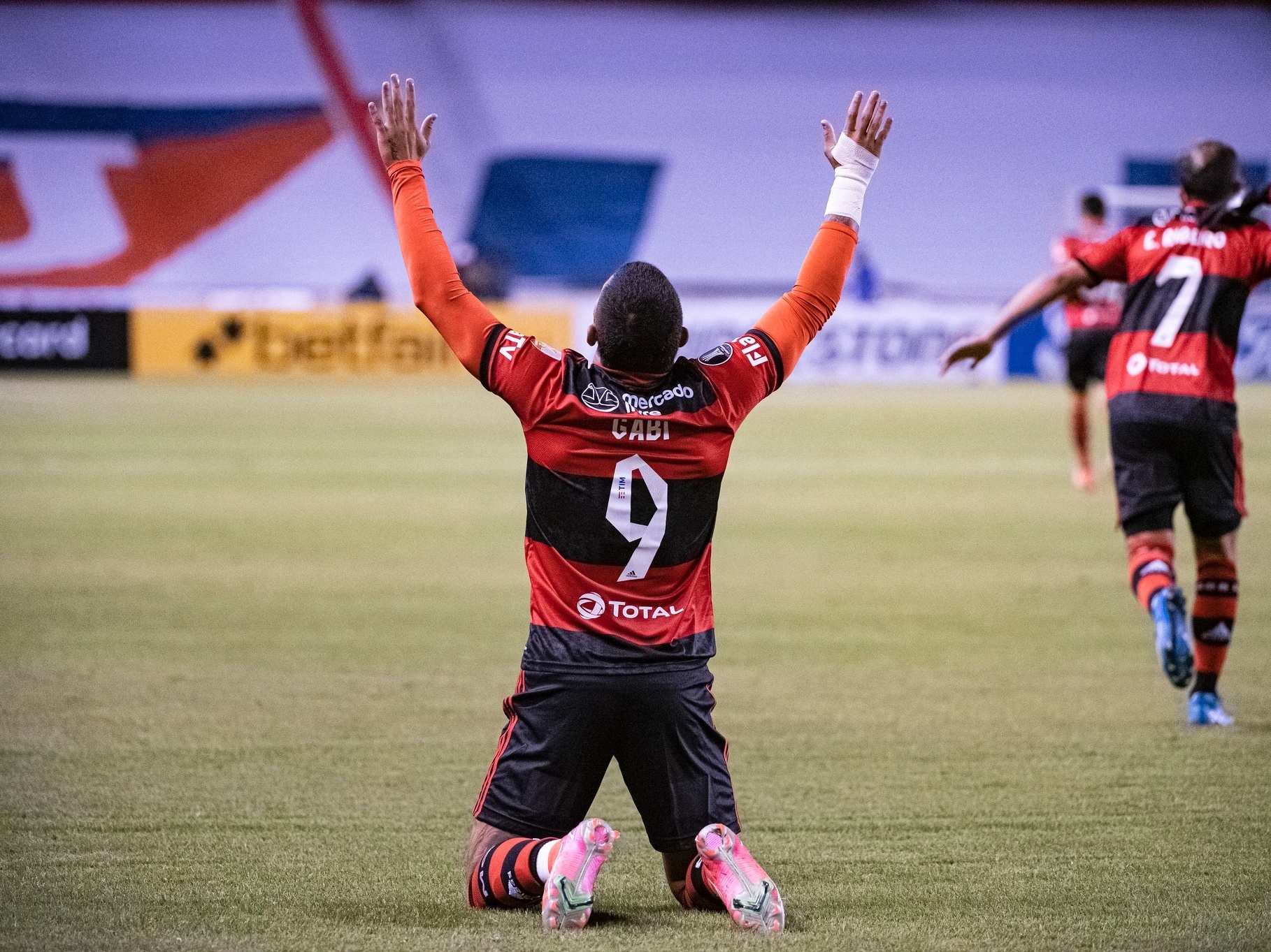 André Santos dá assistência, time de Zico vence e aumenta