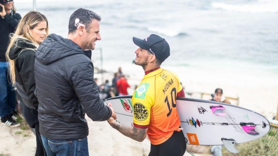 Gabriel Medina conversa com seu técnico, Andy King - Cait Miers/World Surf League via Getty Images