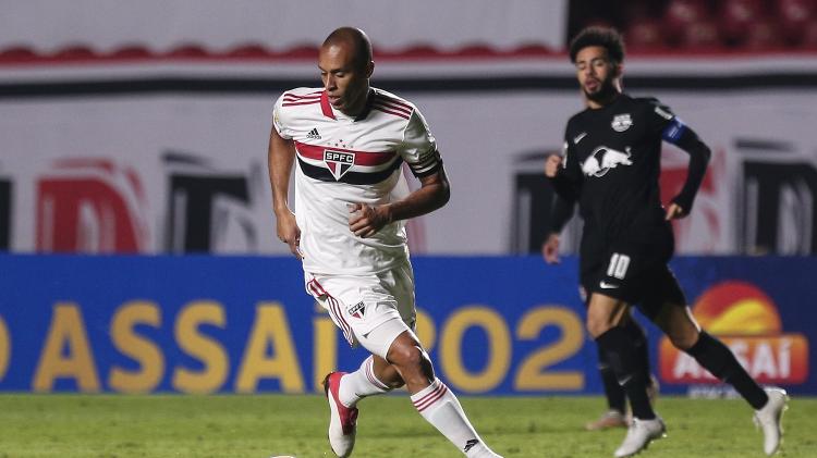 Miranda, durante a partida entre São Paulo e Red Bull Bragantino - Ettore Chiereguini/AGIF - Ettore Chiereguini/AGIF