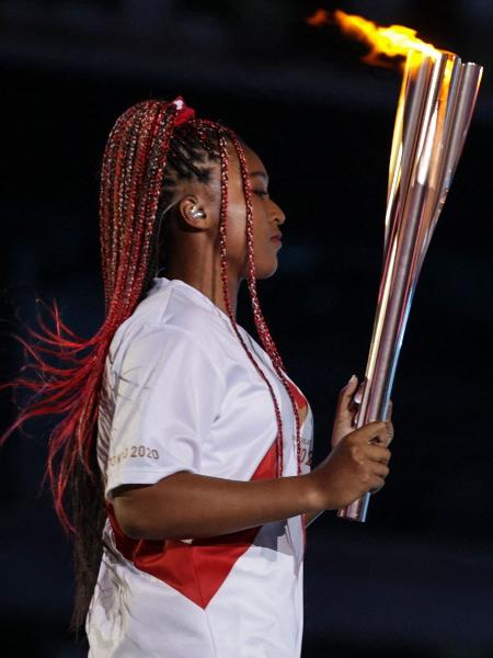 Olimpíadas 2021: a tenista japonesa Naomi Osaka foi a responsável por acender a pira olímpica dos Jogos de Tóquio nesta sexta (23) - HANNAH MCKA / POOL/AFP