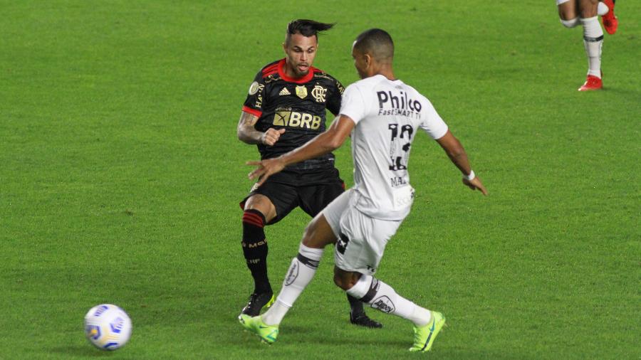 Madson e Michael disputam lance em Santos x Flamengo pelo Brasileirão - Fernanda Luz/AGIF