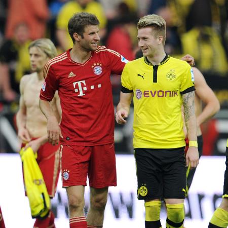 Thomas Müller e Marco Reus em jogo do Bayern de Munique contra o Borussia Dortmund - ullstein bild/ullstein bild via Getty Images