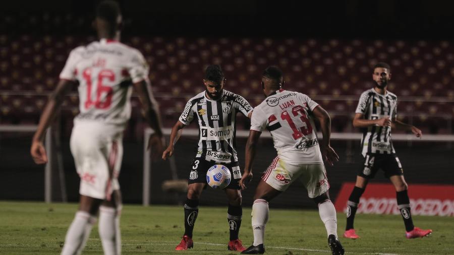 Felipe Jonatan é marcado por Luan, no jogo do São Paulo contra o Santos, no Morumbi - Ettore Chiereguini/AGIF