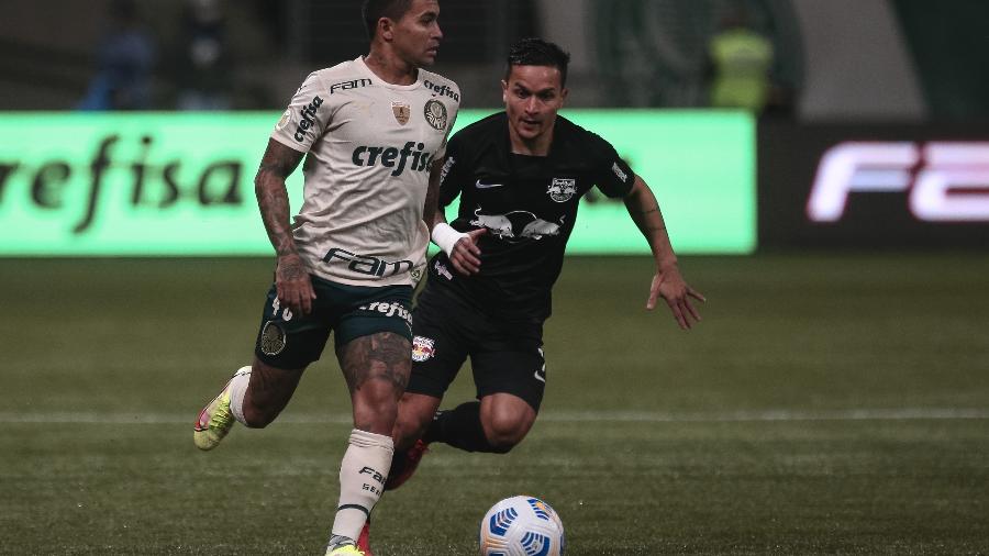 Dudu conduz a bola e é marcado por Artur no duelo entre Palmeiras e Bragantino - Ettore Chiereguini/AGIF