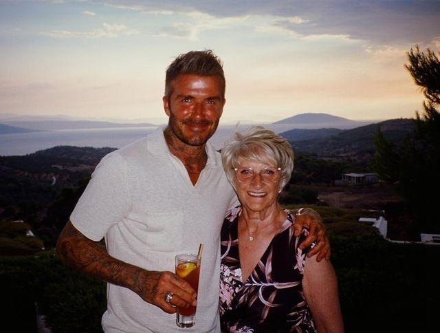 David Beckham com a mãe, Sandra