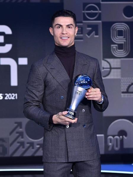 Cristiano Ronaldo posa com troféu especial do Fifa The Best que recebeu hoje (17) - Reprodução/Instagram