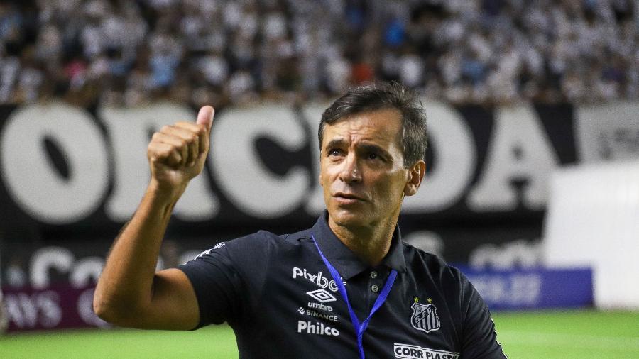 O técnico do Santos, Fabián Bustos, no duelo contra o U. Catolica-EQU - Fernanda Luz/AGIF 