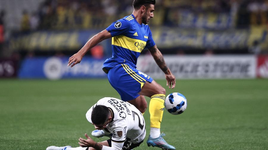 Fagner jogador do Corinthians disputa lance com Eduardo Salvio jogador do Boca Juniors  pela Libertadores  - Ettore Chiereguini/AGIF