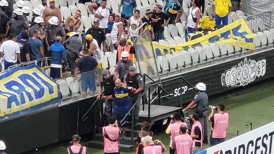 Torcedor do Boca Juniors foi detido durante o jogo da equipe contra o Corinthians, disputado na Neo Química Arena - Reprodução/Twitter