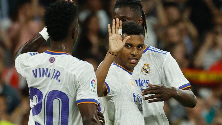 Rodrygo e Vinicius Júnior comemoram gol do Real Madrid sobre o Levante, em jogo do Campeonato Espanhol - Susana Vera/Reuters