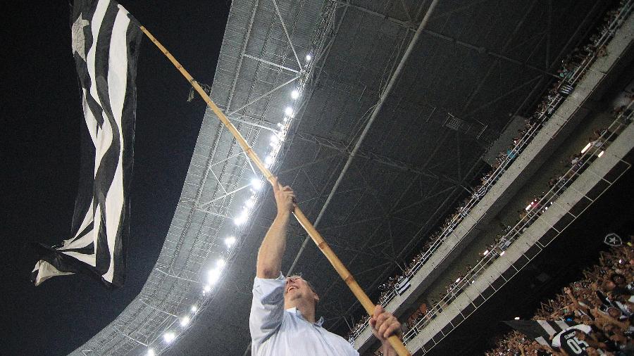 John Textor balança o bandeirão do Botafogo após a vitória sobre o Fortaleza, no Nilton Santos - Vítor Silva/Botafogo