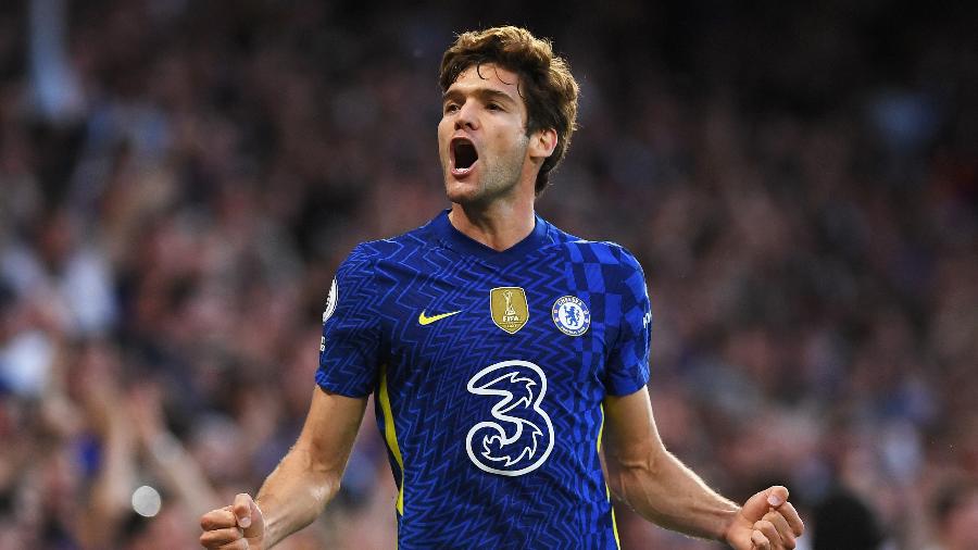 Marcos Alonso, do Chelsea, comemora seu gol sobre o Leicester no Inglês - Mike Hewitt/Getty Images