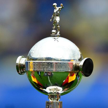 Taça da Libertadores é exposta antes de jogo; troféu é dado ao melhor time da América do Sul