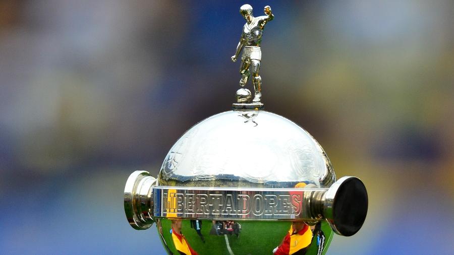 Taça da Libertadores é exposta antes de jogo; troféu é dado ao melhor time da América do Sul - Amilcar Orfali/Getty Images